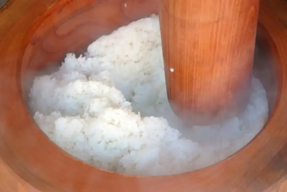 杵でもち米をこねる工程