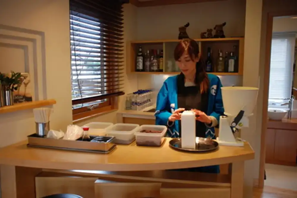会場でお餅の味付けと配布の準備をするスタッフ