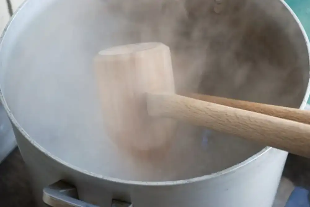 熱湯で手入れする臼と杵