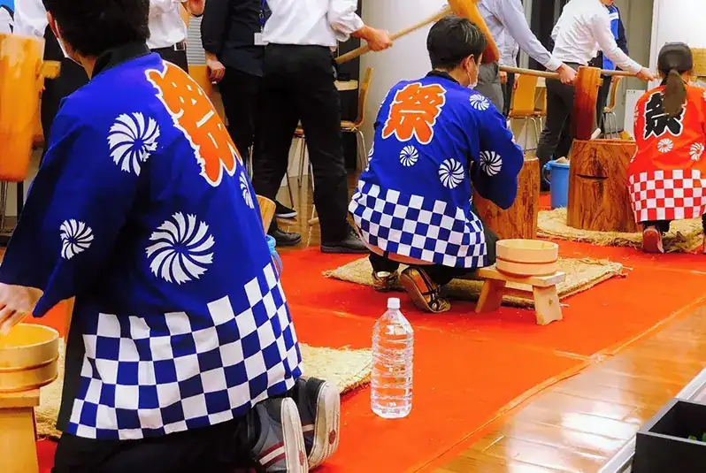 会場で進行とお餅の準備を行うゴードンのスタッフ