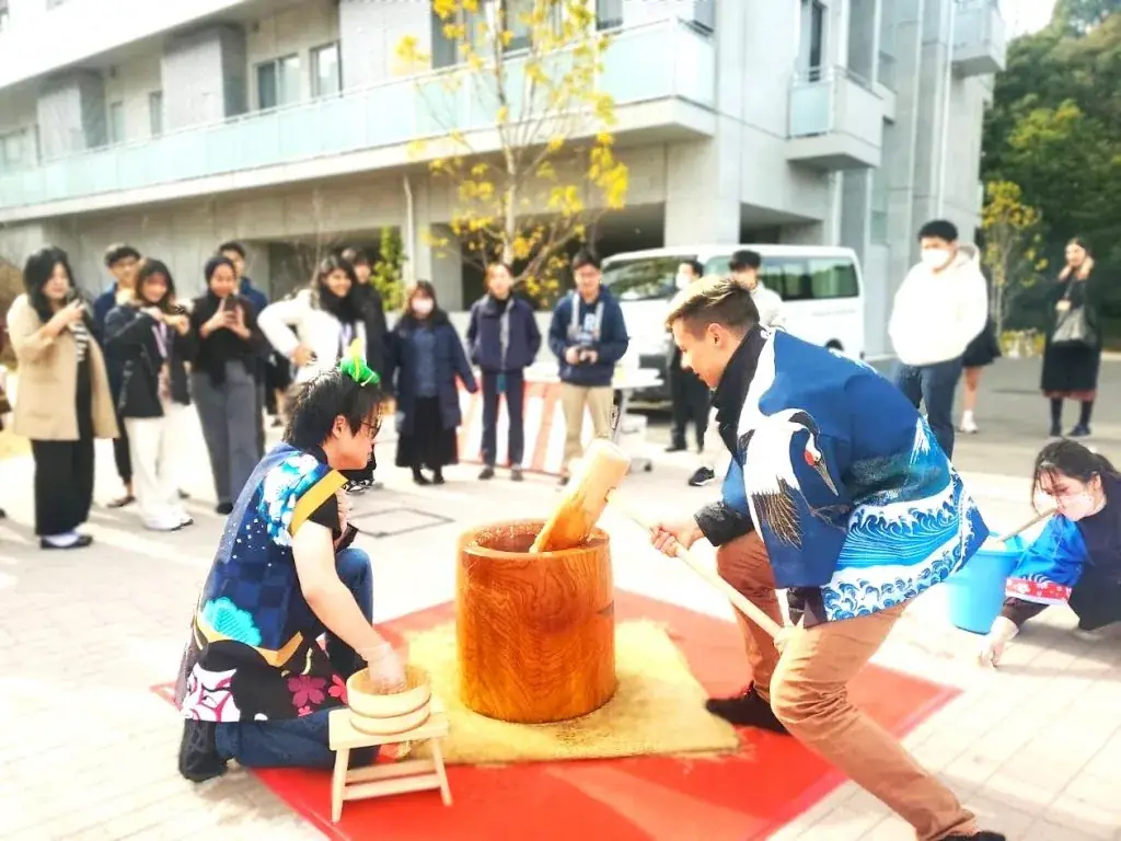2回の餅つきが、学生同士の交流に。