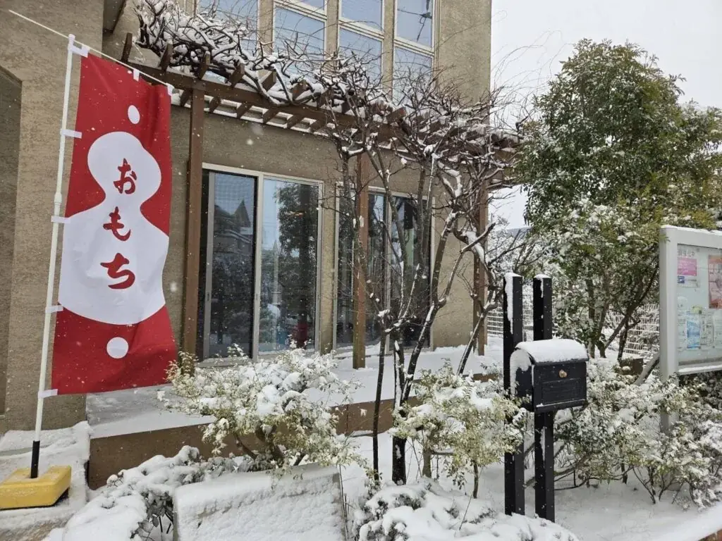 外の雪を避け、会場内で準備する。
