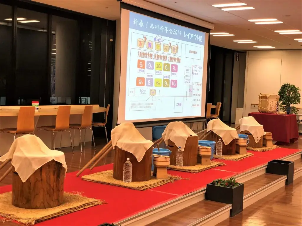 臼を5台設置した屋内のステージ
