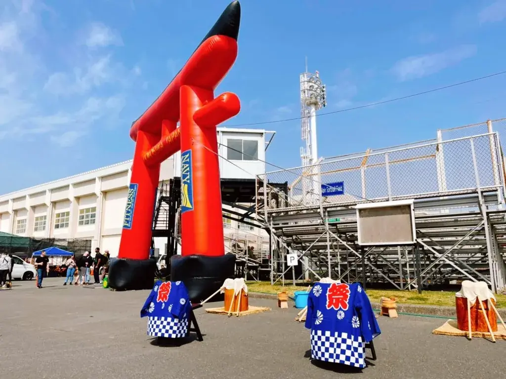 基地のイベントに、臼と杵を持ち込む。