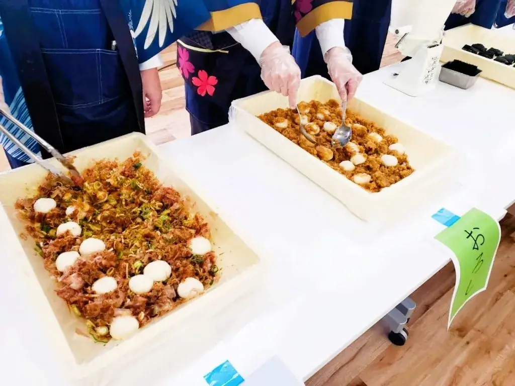先に来場時間を分け、配布の山をつくらない。