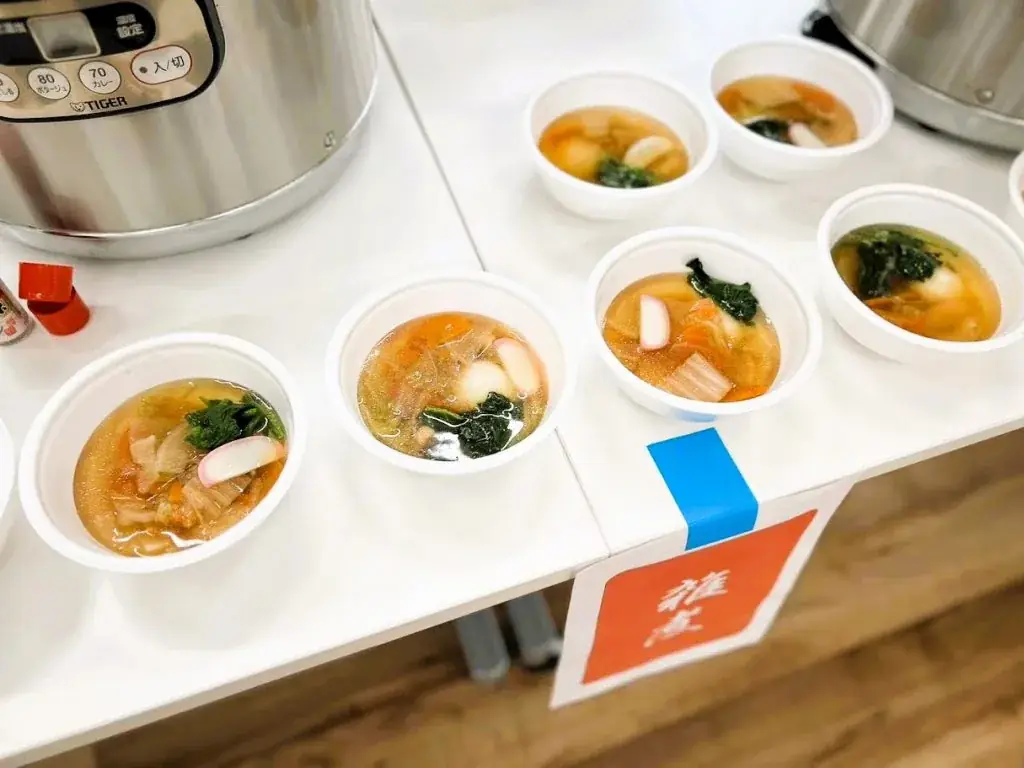 大量の味付けには、作業する器も変える。