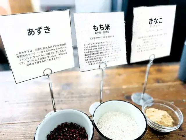 企業の室内会場とテラス