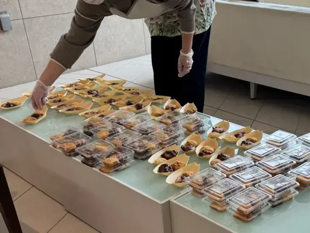 マンションの集会室と共用キッチン
